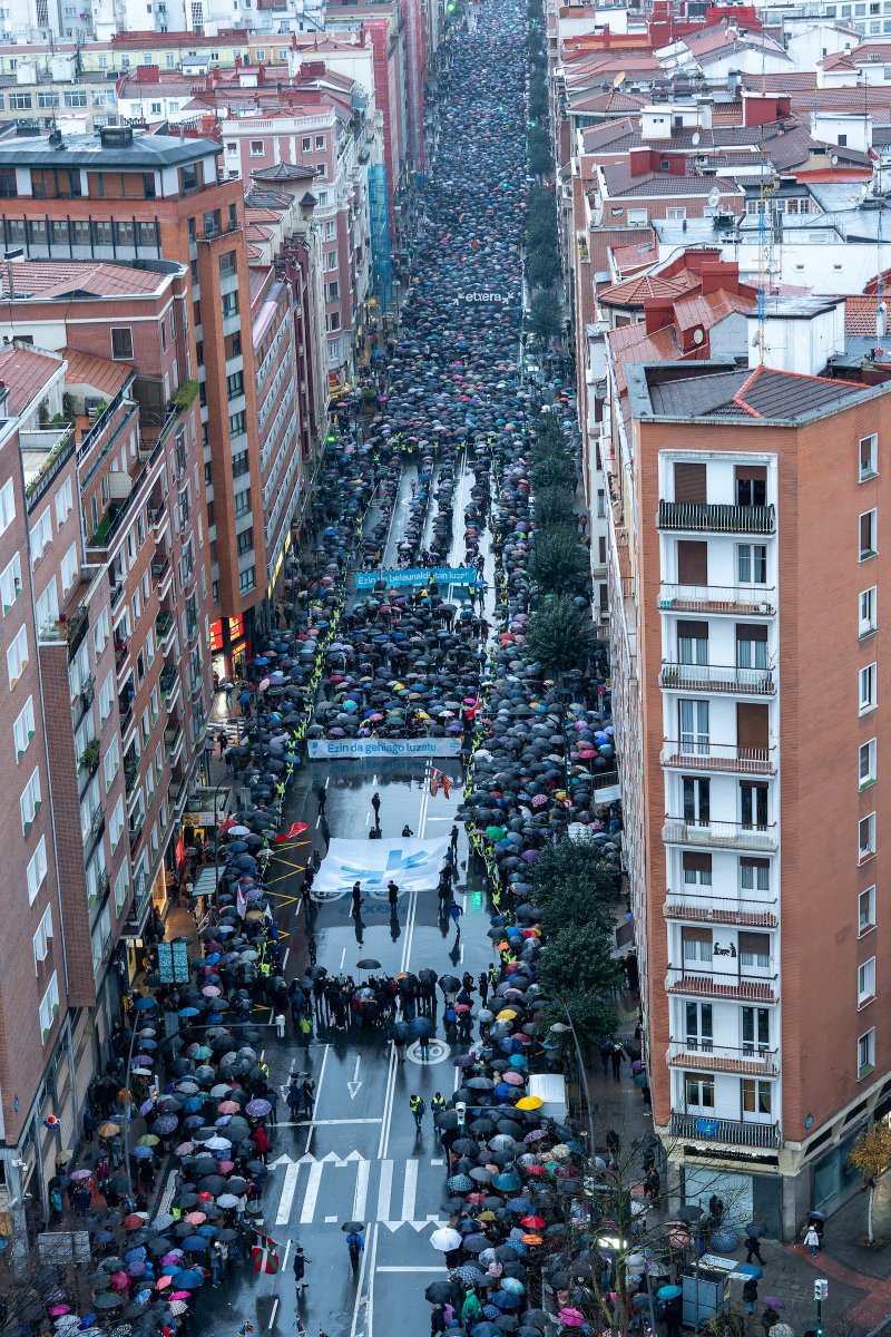 naiz_info's tweet image. 65.000 personas, según el recuento de NAIZ, han participado en la movilización de Bilbo para exigir el fin de la «injusta legislación de excepción» carcelaria 
naiz.eus/eu/info/notici…
✍️ @marcelpena_