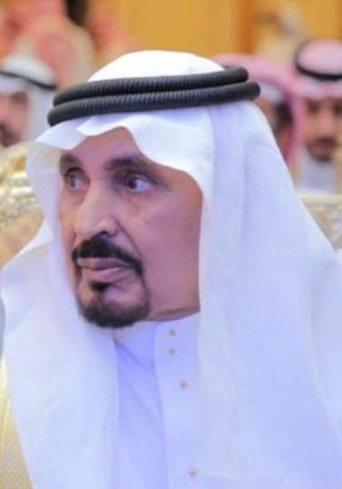 #ابو_صادق 

ليست القصائد دائمًا وليدة الخيال،
بعضها يولد من سيرة رجلٍ
كان يرى الغريب أمانة،
ويرى الضيف قدرًا لا يُرد.

قبل أكثر من ستين عامًا،
كان في الرياض رجلٌ يخرج بعد صلاة العصر
لا يبحث عن صديقٍ ولا عن مصلحة،
بل عن إنسانٍ وصل المدينة ولا يعرف أين يتجه.
يحمله إلى بيته،
ويقتسم