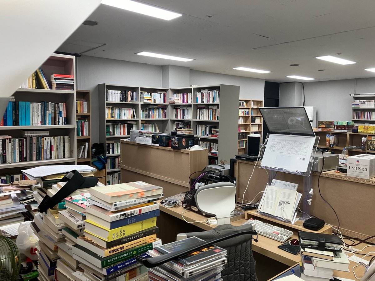 PhEAV's tweet photo. 수년 전에 블로그를 만들고 이 공간을 찍어 올리자고 생각했었다. 내가 조금은 움직여지기를 바라면서. 하지만 내내 미루다가 작년 언젠가 이 트윗을 보았고 이제서야 겨우.
https://t.co/cTPozCGBN1 https://t.co/ecy1tlj6U9