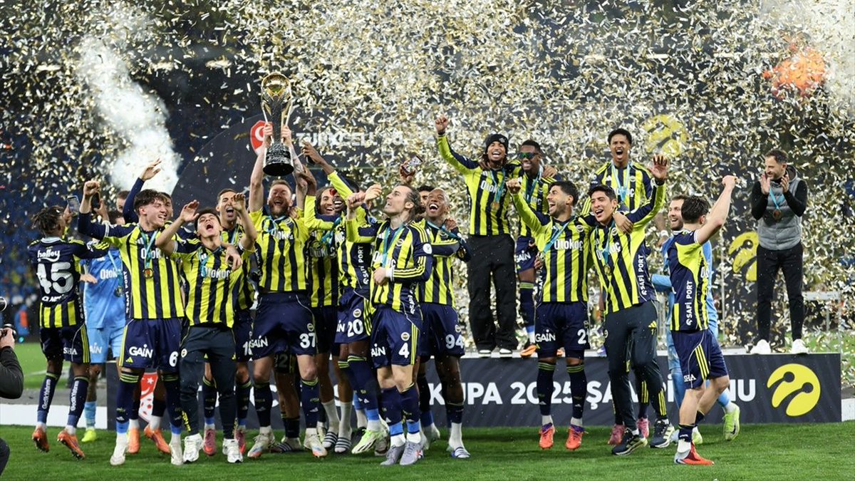 Tedesco, sistemi germeden, kimseyle kavga etmeden, son derece kibar bir şekilde süreci yönetti. Şikâyet etmenin bir şeyi değiştirmediğini biliyordu. Kibar olması aptal olduğundan değil, neyin işe yarayıp neyin yaramadığını bildiğindendi. Ama tam da bu yüzden bazıları onu fazla