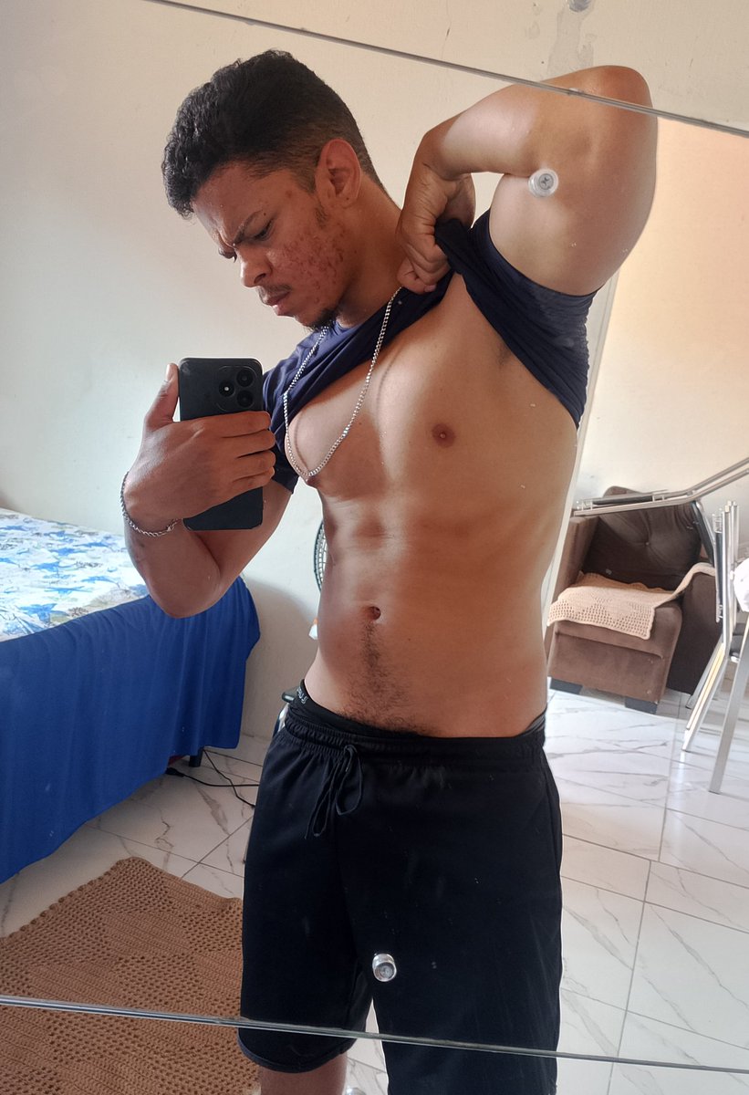 Cola aqui cadela, vem cheirar esse corpão suado exalando testosterona, eu sei que tu fica fraca só de imaginar.