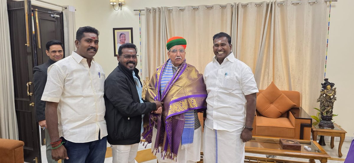 AKSaiJSaravanan's tweet photo. எனது ஊசுடு தொகுதி இராமநாதபுரம்  கிராமத்தில் உள்ள ஸ்ரீ சக்கர விநாயகர் ஸ்ரீ முத்தாலம்மன் ஆலய மகா கும்பாபிஷேகத்தை முன்னிட்டு மாண்புமிகு மத்திய சட்டம் மற்றும் நீதித்துறை அமைச்சர் @arjunrammeghwal அவர்களை சந்தித்து கும்பாபிஷேகத்திற்கான அழைப்பிதழை வழங்கினேன்.@BJP4Puducherry https://t.co/BWyQXaZEOh