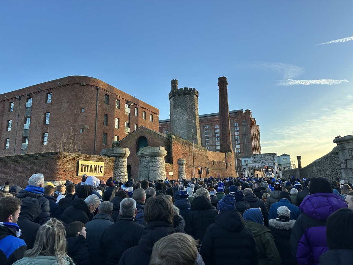 ModernShip's tweet image. This needs fixing and it needs fixing quickly. ALL bars / food places have to remain open for an hour after the game.