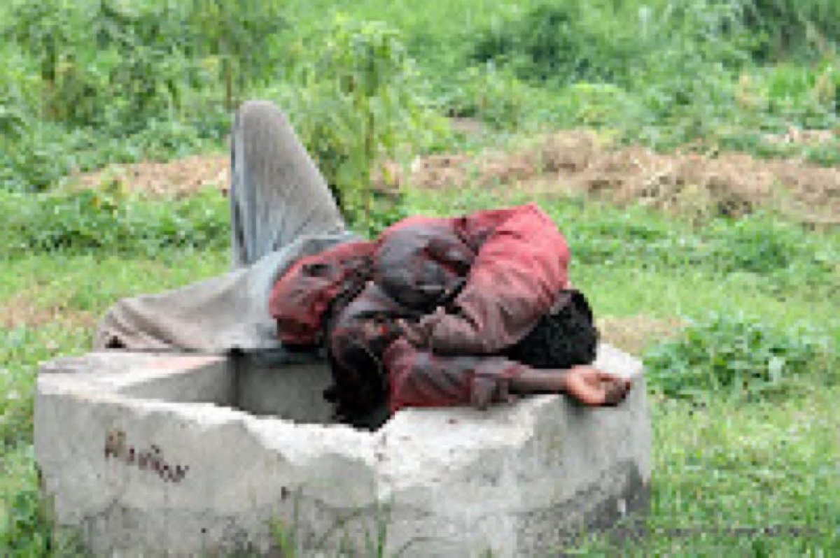 KimKimuntu's tweet photo. Un malade mental a égorgé un enfant de moins de deux ans dans le village de Bikuku Kaleyi, territoire de #Demba, a indiqué vendredi 9 janvier le coordonnateur de la société civile locale, François Munekayi. Selon lui, le présumé meurtrier a, à son tour, été lynché par la population locale en colère.
Radiookapi