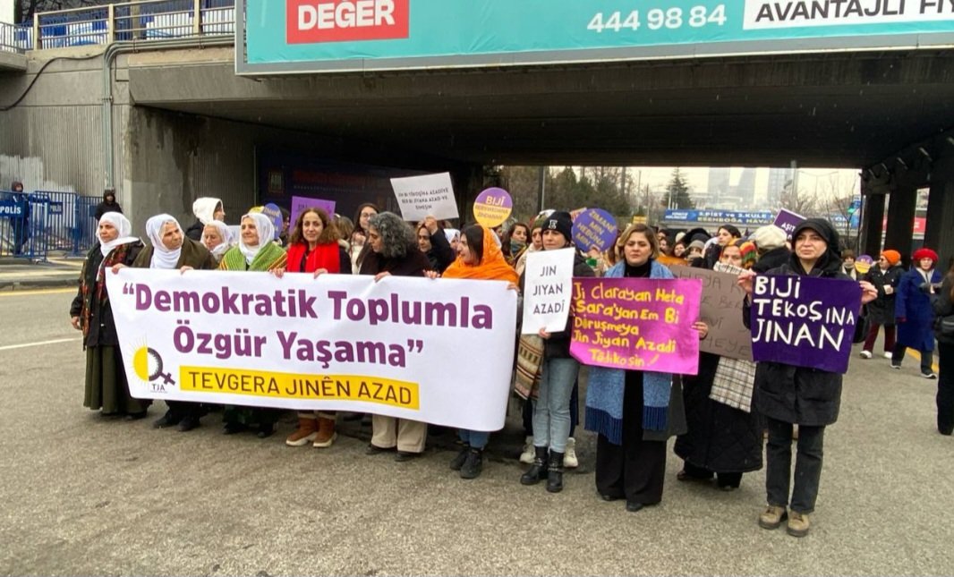 Sözde kadın mitingi.

Türk Bayrağı yok! Vatan sevgisi yok! Millete sevgi, saygı yok! Ne var? Aileye, millete, devlete düşmanlık var. Bölücülük var. 

Bu mitingin amacı kadınlarımız değil, emperyalist çürümüşlüğün sözcülüğünü yapmaktır.