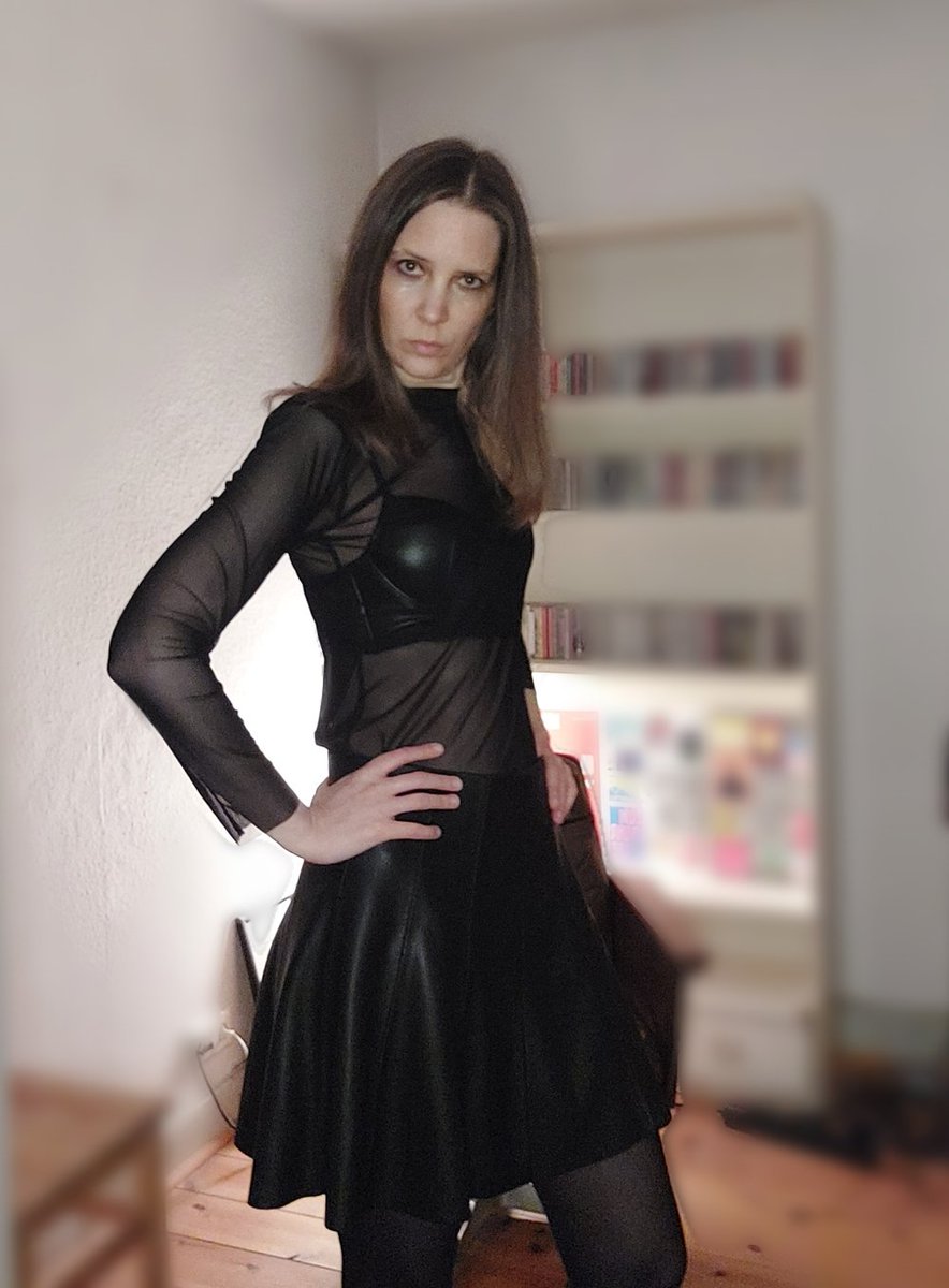 So, die Queen ist back! Schnallt euch an auf den billigen Plätzen, dieses Jahr wird ein teurer Ritt für L0ser wie Dich!
#findom #femdom #goddess #worship #herrin #geldherrin #paypig #zahlsklave #geldsklave