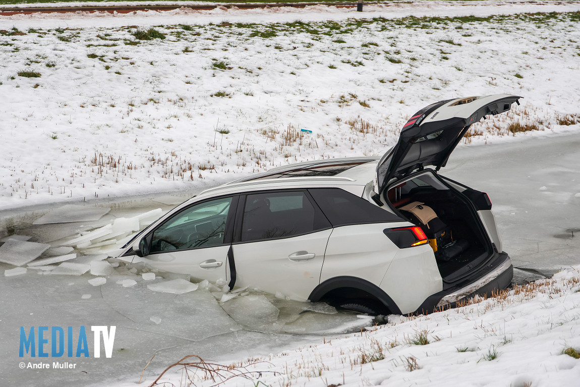 Auto schuift door gladheid sloot in aan Hoogveen