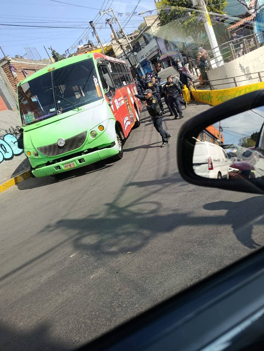 VozContrerense's tweet photo. Se confirma la muerte de dos personas y un herido de gravedad durante una investigación de reconocimiento en Ahuatla 2, Las Cruces, La Magdalena Contreras.

@Rodolfodorantes @oscar_mendoza31 @jpcastorena
@JErnestoMadrid
@isidrocorro
@saidochoa
@Carloszup
@grawperez
@PLATA11CDMX https://t.co/bpoWoR1sRy