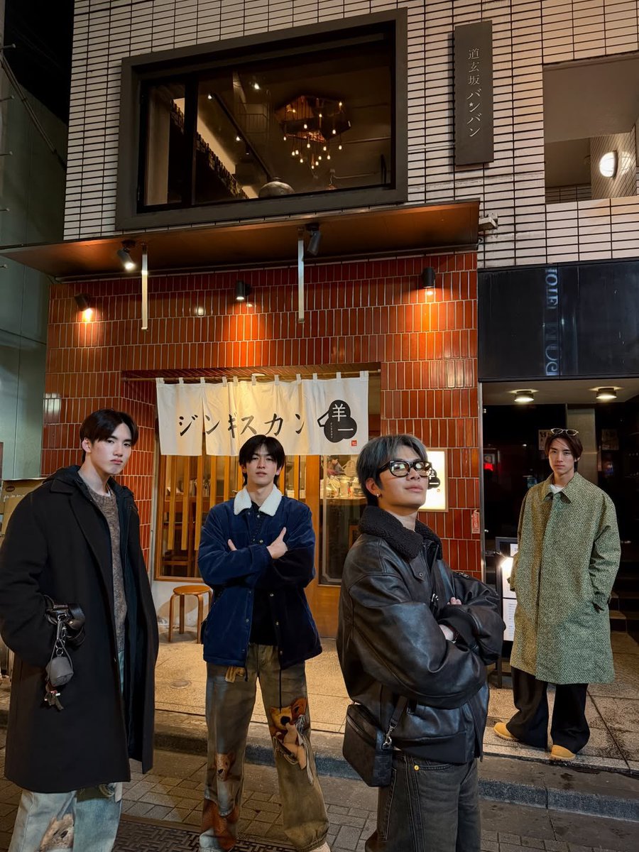 JWTutuu's tweet image. โหหห ห่างกันไม่ได้เลยวุ้ยพวกบัส ยังนัดเจอกันแบบครบองค์ที่ไปญป🥹 ละพี่ย้งถ่ายออกมาอย่างกะ F4 เริ่ดๆเลยล่ะะ5555555