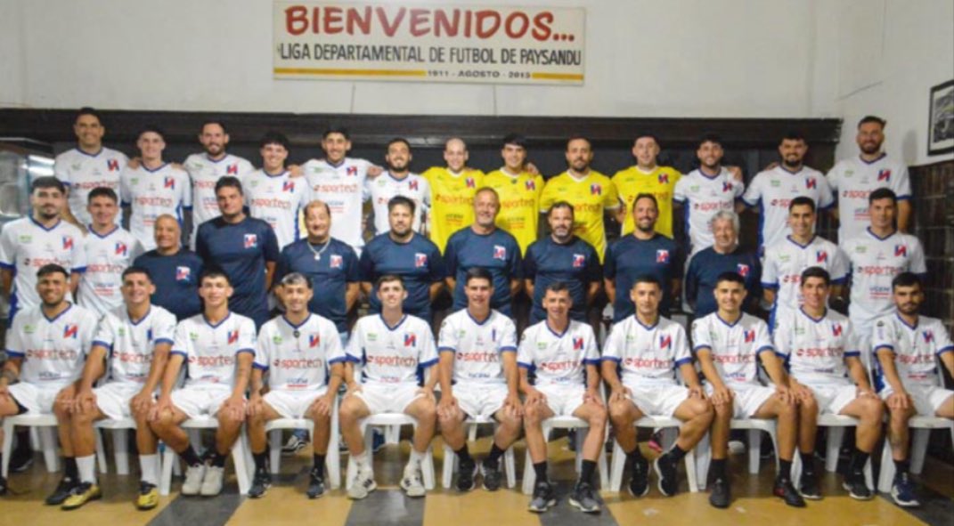 Hoy arranca una nueva ilusión. Arranca la Copa y este plantel nos representará. A full con esta barra que sin dudas van a dejar todo (y un poco más) dentro de la cancha.
Vamo arriba la banda! Vamo arriba Paysandú!

#seleccion #paysandú #copa #nacional #fútbol 

📸 El Telégrafo