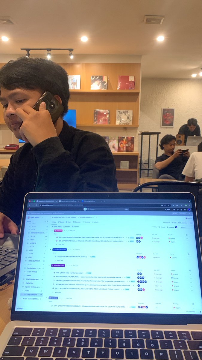 deradhista's tweet photo. tetep sibuk malem minggu 🤝🏻 https://t.co/rIN15b9UY8