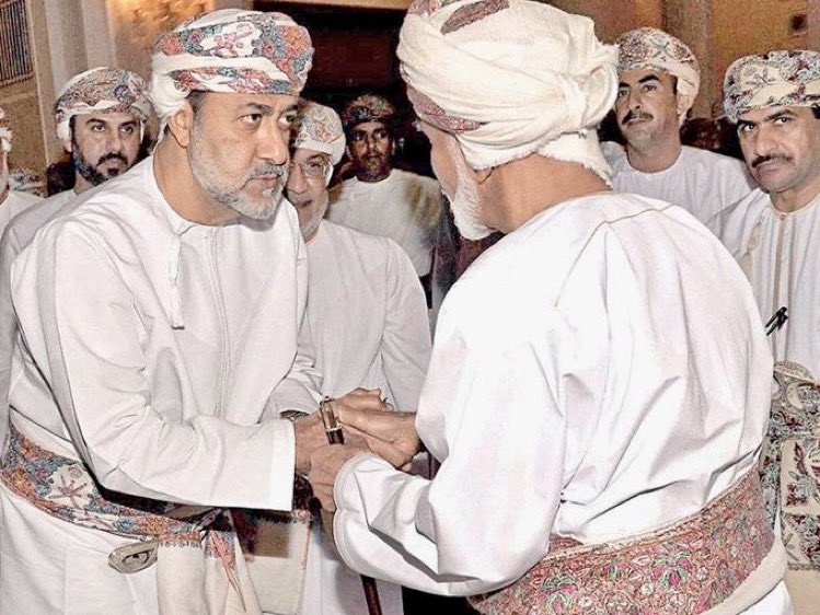 كَمْ نادى فِينا أزمانا 
كَي نَبْقى دوماً إخوانا

نَغرِسُ بالحبِ ورودًا
ونُعَطِرُ وطناً ومكانا 

أوصيتَ المجدَ لهيثمنا
وزَرعتَ الأوطانَ أمانا

في نَهْجٍ أسَّسَ بُنيَانًا
قابوسٌ قَدْ رَسَمَ خُطَانا
#سالم_السيابي
#غلا_بوشر
#هيثم_بن_طارق
#قابوس_بن_سعيد