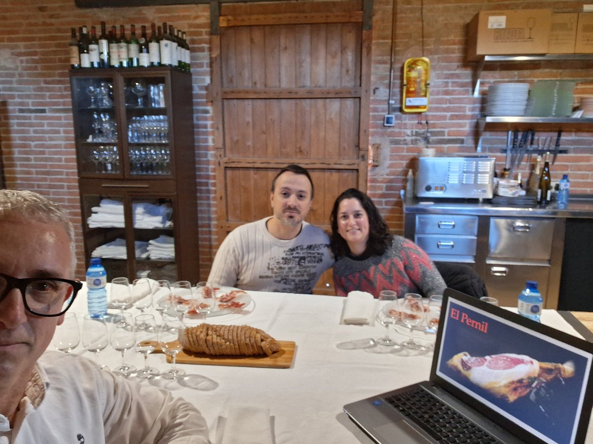 xbassa's tweet image. Segon tast del dia acabat.
Tast de pernils a Can Tomàs Bassa.
#tastpernils #catajamones #cantomas #xavierbassa