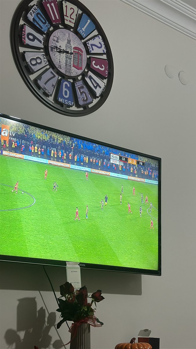 Soru: GS neden yenildi?
Okan Buruk: Eeeee top yuvarlaktı. Yağmur hep bizim tarafa ve oyunculara yağdı. Bir de rüzgar biz topu betere vurduysak tersinden esti.

Not: Maç devam ederken bu twitti atıyorum