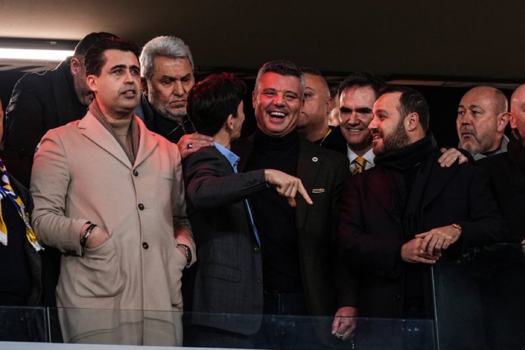 Kupa almak isteyen böyle alır. Çıktı iki oyuncuyu finale yetiştirdi, yetmedi Nene’yi özel olarak getirtti. Fenerbahçe başkanı Sadettin Saran!
