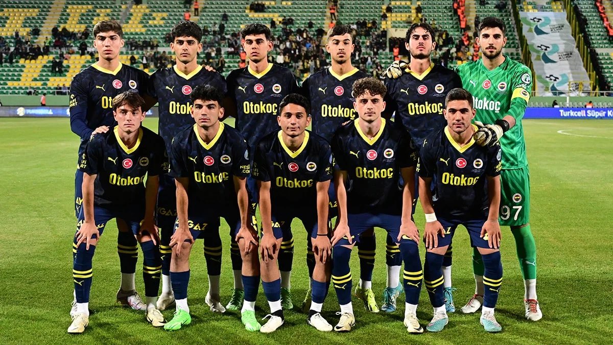 Şimdi anladın mı kimmiş o avludaki çocuk, kardeş?

Abiniz geldi <a href="/GalatasaraySK/">Galatasaray SK</a> 

#GSvFB #FBvGS