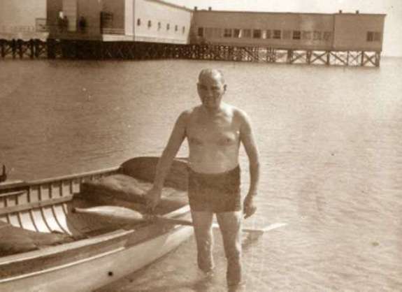 Inanamıyorum... Florya sahiline gittiğinde kalacak bir yeri olsun diye yapılan Florya köşkünün dudak uçuklatan maliyeti yaklaşık 430 bin lira imiş.

Ortalama memur maaşlarının 35 TL olduğu bir dönemde bu para yaklaşık 12 bin 300 memur maaşına tekabül ediyor.