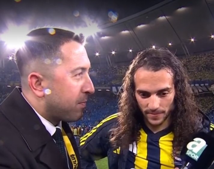 TekYolFener's tweet image. Matteo Guendouzi: "Fenerbahçe'yle gurur duyuyorum. Şu atmosfere bir bakın... İlk maçımda ilk kupam! Bundan daha iyi başlangıç olamazdı! Bu daha başlangıç! Çok daha fazla kupa kazanacağız!"