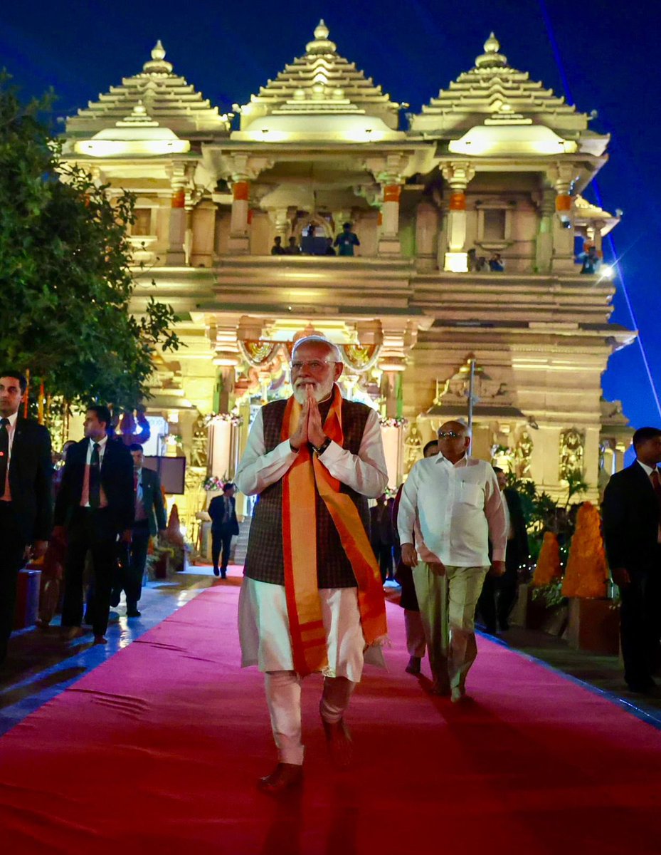 श्री सोमनाथ महादेव मंदिर भारत की अविरल सांस्कृतिक एवं आध्यात्मिक वैभव का जीवंत प्रतिबिंब है।

मोदी जी द्वारा #SomnathSwabhimanParv मनाने का निर्णय अविनाशी और शाश्वत सनातन संस्कृति का जन-जन में स्मरण कराता है। प्रधानमंत्री श्री <a href="/narendramodi/">Narendra Modi</a> जी ने श्री सोमनाथ महादेव के दर्शन किए।