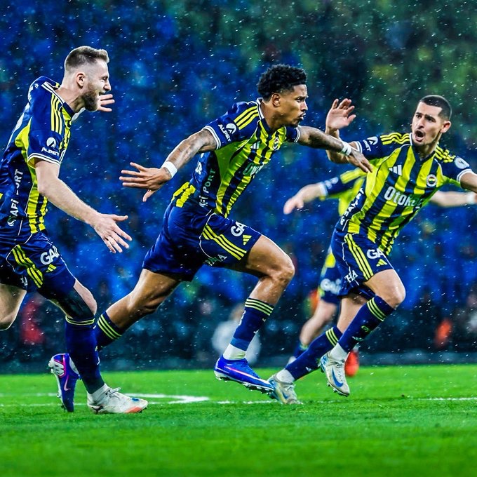 فنربخشة يتوّج بكأس السوبر التركي. تفوّق فنربخشة على غريمه غلطة سراي بنتيجة 2-0، ليُحقق المدرب دومينيكو تيديسكو أول ألقابه مع النادي 