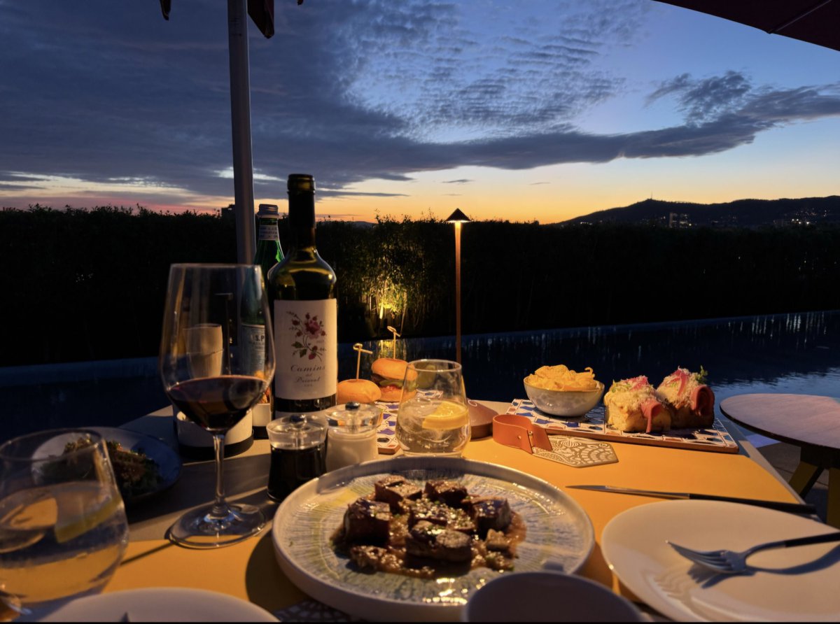 Nadie es perfecto; pero si esa persona que te gusta te hace reír, admitir que eres humano y cometer errores. Entonces aférrate y dale todo lo que puedas, sobretodo amor y tiempo.
Con amor y comprensión se sonríe mejor.