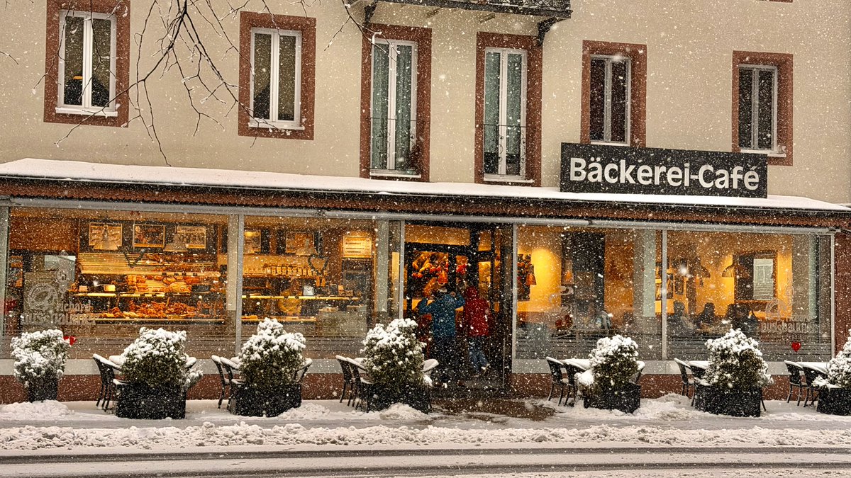 Сидеть внутри теплоты и вкусноты, наблюдая в окно за снегопадом это буквально какой-то кусочек счастья