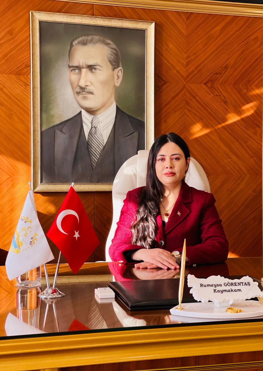 Kaymakamımız Sn. Rumeysa GÖRENTAŞ”ın 10 Ocak İdareciler Günü Mesajı

Ay yıldızlı Al bayrağımızın dalgalandığı her yerde Aziz vatan toprağında bu mesleği fedakarca yerine getiren, “İnsanı yaşat ki Devlet yaşasın” anlayışıyla, büyük bir fedakarlıkla kendilerini Aziz Milletimizin