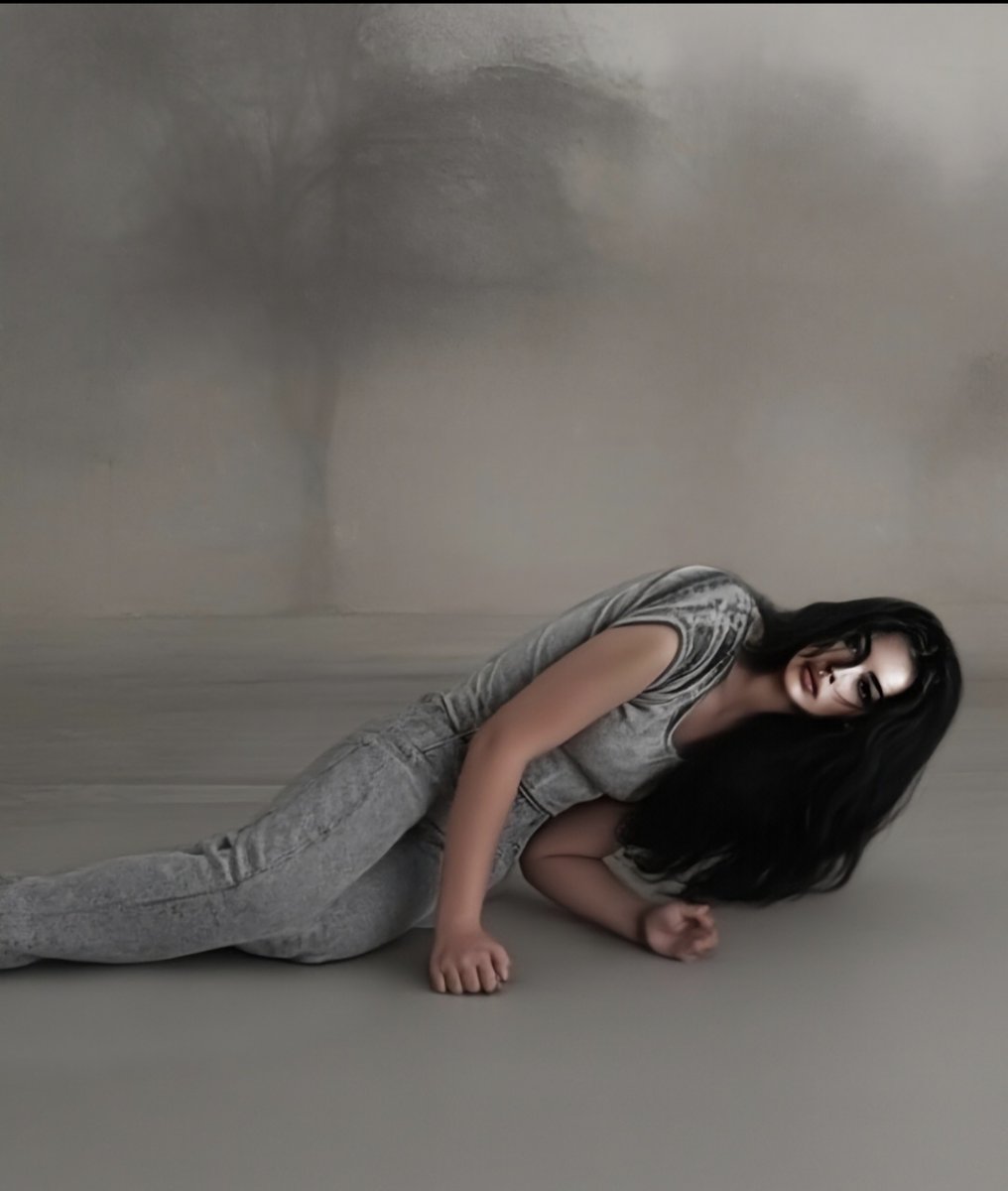 Cresci quando decidi di rimanere, anche se la paura ti spinge a fuggire. Non è la caduta a farti male, ma svegliarti con nuove cicatrici. Questo è ciò che ti conferisce grandezza e ti incoraggia a proseguire nella lotta.