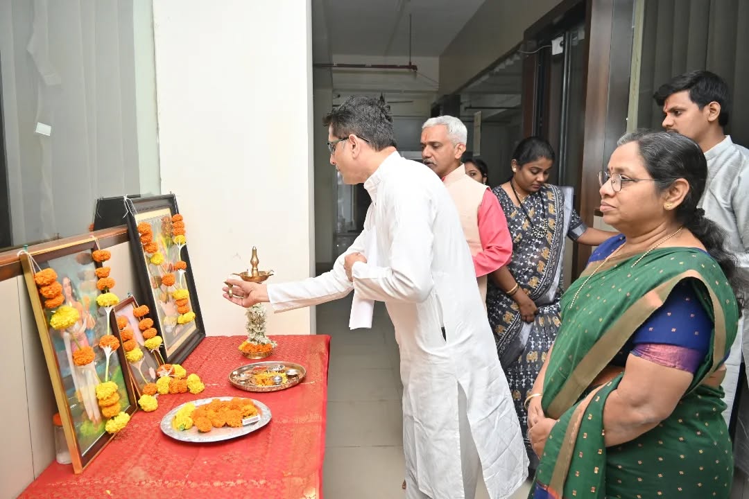 संस्कृत माध्यमातून संस्कृत शिक्षण द्विदिवसीय कार्यशाळेचे उद्घाटन ०९ जानेवारी रोजी शुक्रवारी पार पडले.
यावेळी कार्यशाळेच्या उद्घाटन कार्यक्रमाची सुरुवात मान्यवरांच्या उपस्थितीत परंपरेनुसार दीपप्रज्वलनाने व प्रतिमापूजनाने झाली.