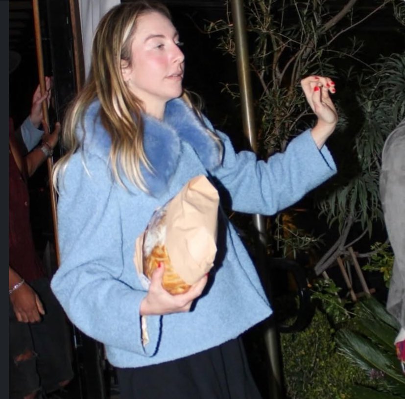 taysservant's tweet image. They came to collect the bread and left lmao 😭😭😭😭😭