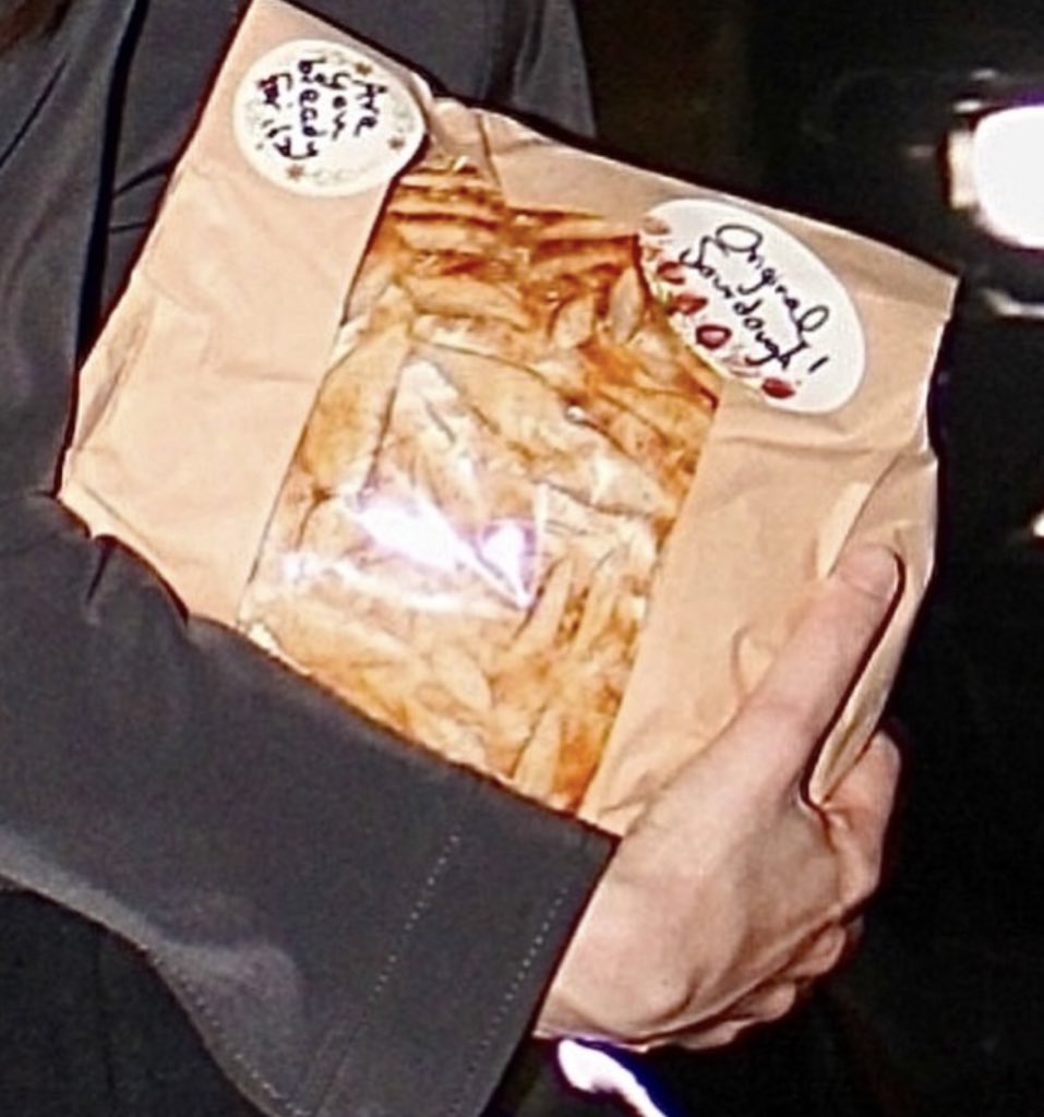 taysservant's tweet image. They came to collect the bread and left lmao 😭😭😭😭😭