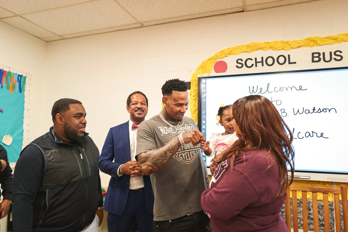 3onyourside's tweet photo. Memphis rapper, Moneybagg Yo stopped by a Memphis-Shelby Co. school to make a big donation to a youth advocacy program. The students and staff at Invictus Academy were surprised with a $20,000 check.

More: https://t.co/AwJBkNkw68 https://t.co/c85wz1qnTZ