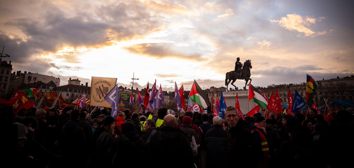 JLMelenchon's tweet image. À Lyon pour un rassemblement de soutien au peuple vénézuélien, pour la libération de Maduro et la condamnation de son enlèvement par Trump.