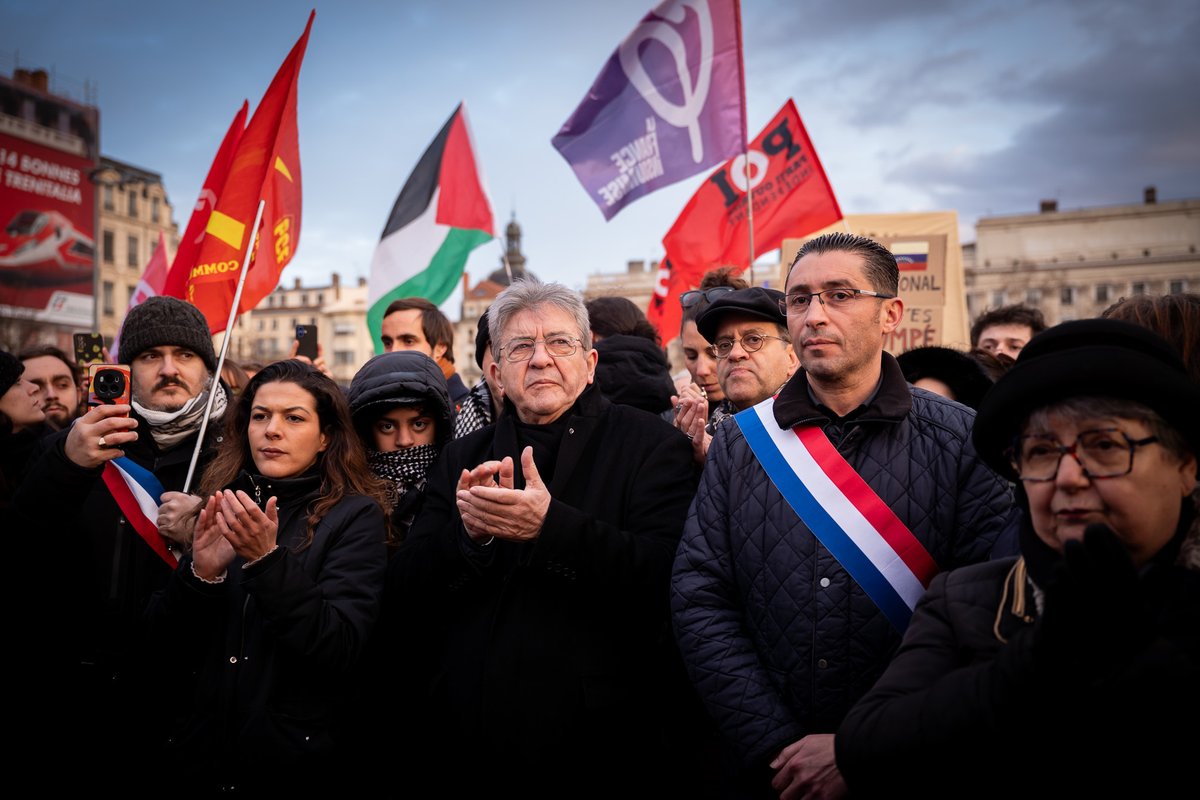 JLMelenchon's tweet image. À Lyon pour un rassemblement de soutien au peuple vénézuélien, pour la libération de Maduro et la condamnation de son enlèvement par Trump.
