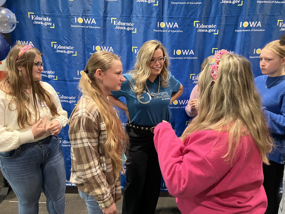 IADeptofEd's tweet photo. Director McKenzie Snow greeted high schoolers from Sioux City’s Education Career Academy at our 11th annual Emerging Educators Academy! These high schoolers are Iowa’s future teachers, learning from Iowa’s award-winning educators today. #EmergingEducators https://t.co/Y8UUFDzWCU