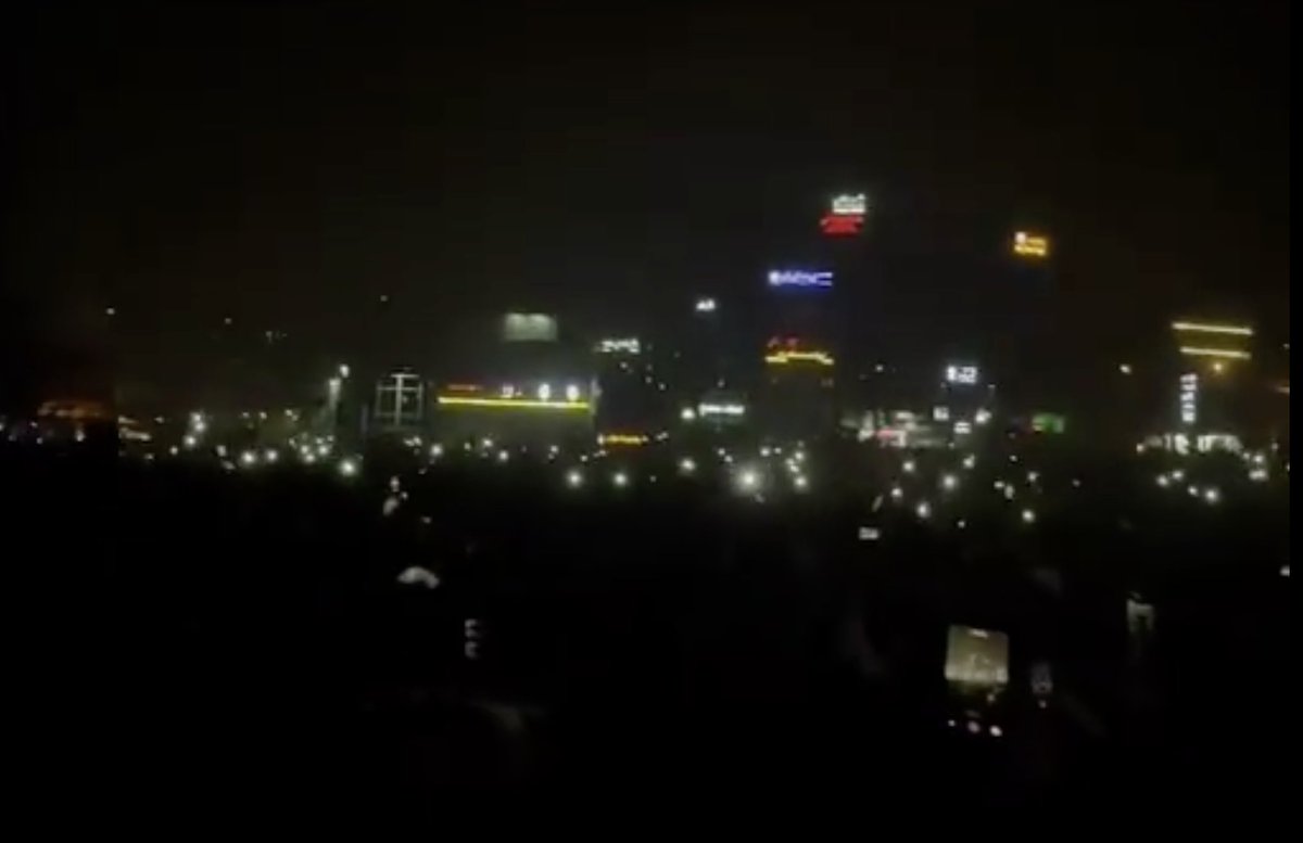 TousiTVOfficial's tweet image. 🚨 URGENT: Islamic Republic have now turned off public lighting on the streets AND deployed military drones on top of the crowd in Iran

People are using their phones to create lighting for each other.