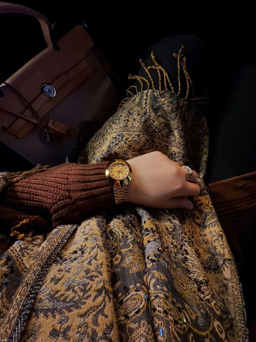 مهما بلغتك ثقتك بالآخرين.. لا تفتح لهم من غرف حياتك سوى غرفة الضيوف.

— نجيب محفوظ 💜🦋