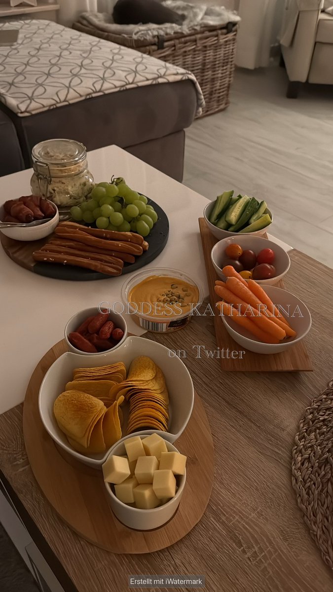 GoddessKathari's tweet image. Heute kommen meine Mädels zu Besuch ! 

Wir freuen uns auf einen entspannten gemütlichen Abend und natürlich auch auf den einen oder anderen Kriecher, der unterm Tisch sitzt und auf die Reste dieses Abends wartet!