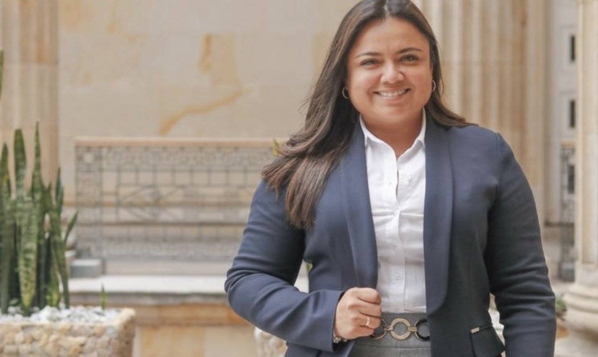 maicajamarca_'s tweet image. La muy solapada de @linamariagarri1 no le ha contado a los colombianos que se formó políticamente al lado del corrupto exgobernador de Arauca Facundo Castillo, quien benefició con contratos durante su asquerosa administración a la guerrilla del ELN.

Además, la solapada, es hija…