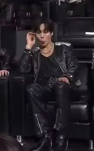 Jooheon’s reaction to winning the K-pop History Award (AAAs) vs Minhyuk’s reaction to winning Best Group (GDAs) 😭😂

I swear nobody is more surprised by Monsta X’s success than Monsta X themselves 😂😂