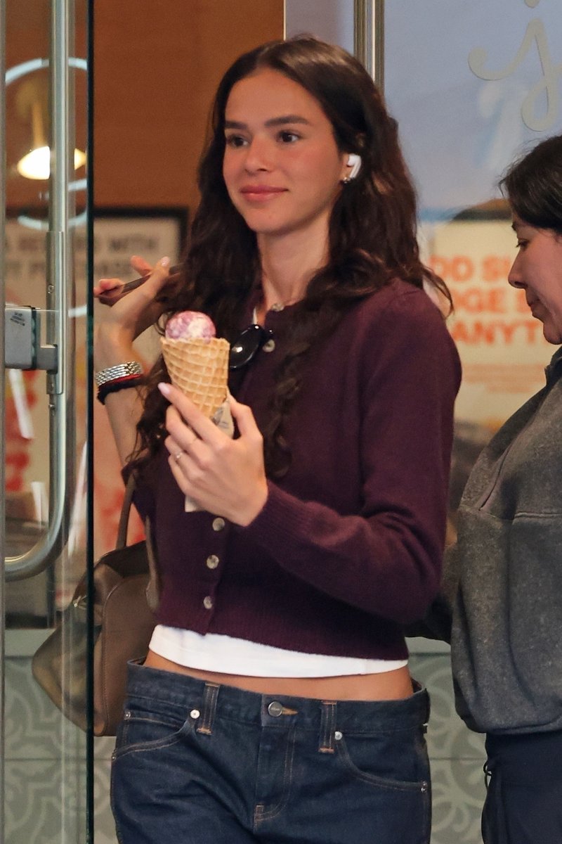 metgalacrave's tweet image. Bruna Marquezine is spotted out for Ice Cream at Jeni's Ice Cream in Beverly Hills.