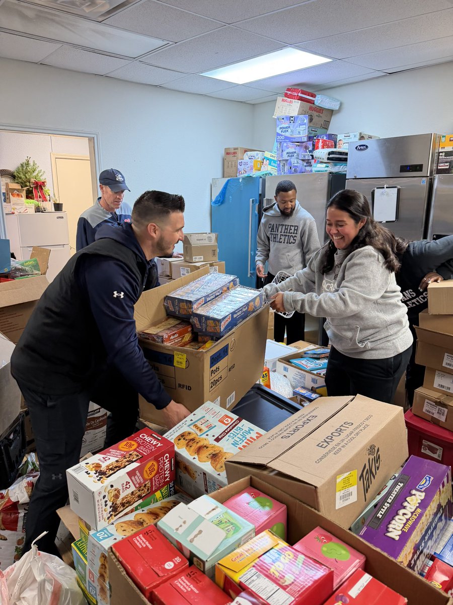 McKISDAth's tweet photo. Another Saturday of service for our MISD coaches!  The Do Something initiative is one of the most rewarding things we get to do in our community each month! #dosomething #mckinney #MISDcharacterreps https://t.co/lAURxzQ19e