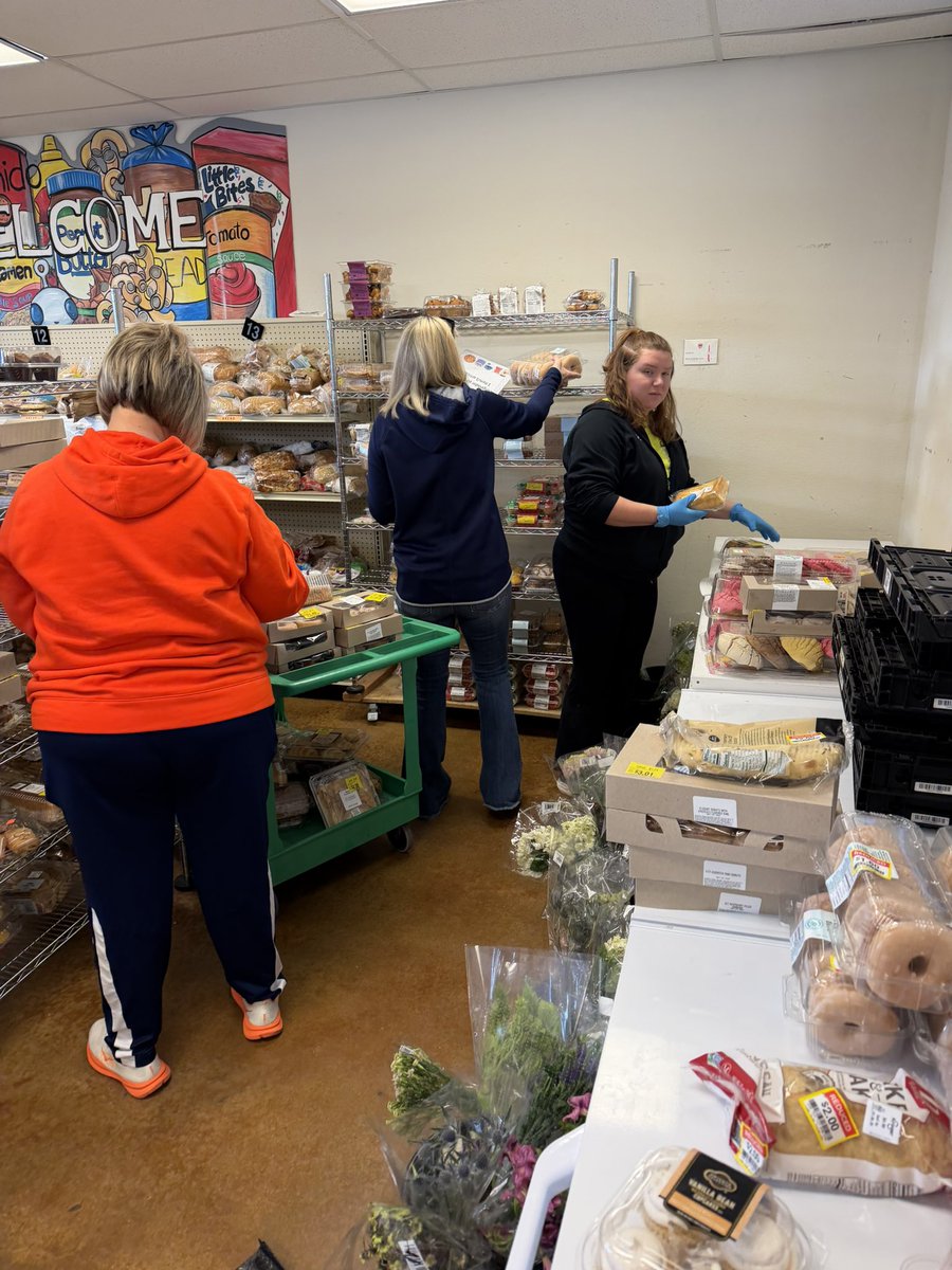 McKISDAth's tweet photo. Another Saturday of service for our MISD coaches!  The Do Something initiative is one of the most rewarding things we get to do in our community each month! #dosomething #mckinney #MISDcharacterreps https://t.co/lAURxzQ19e