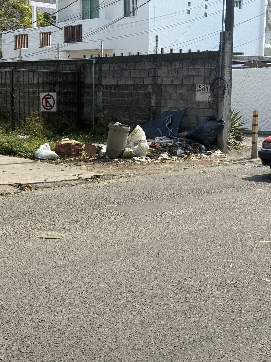 wxpqe's tweet photo. @_BocadelRio Día 10 del año + todos los días del año pasado, se sigue acumulando la basura en vía muerta esquina Nicaragua https://t.co/IyQ0Xw6jjk