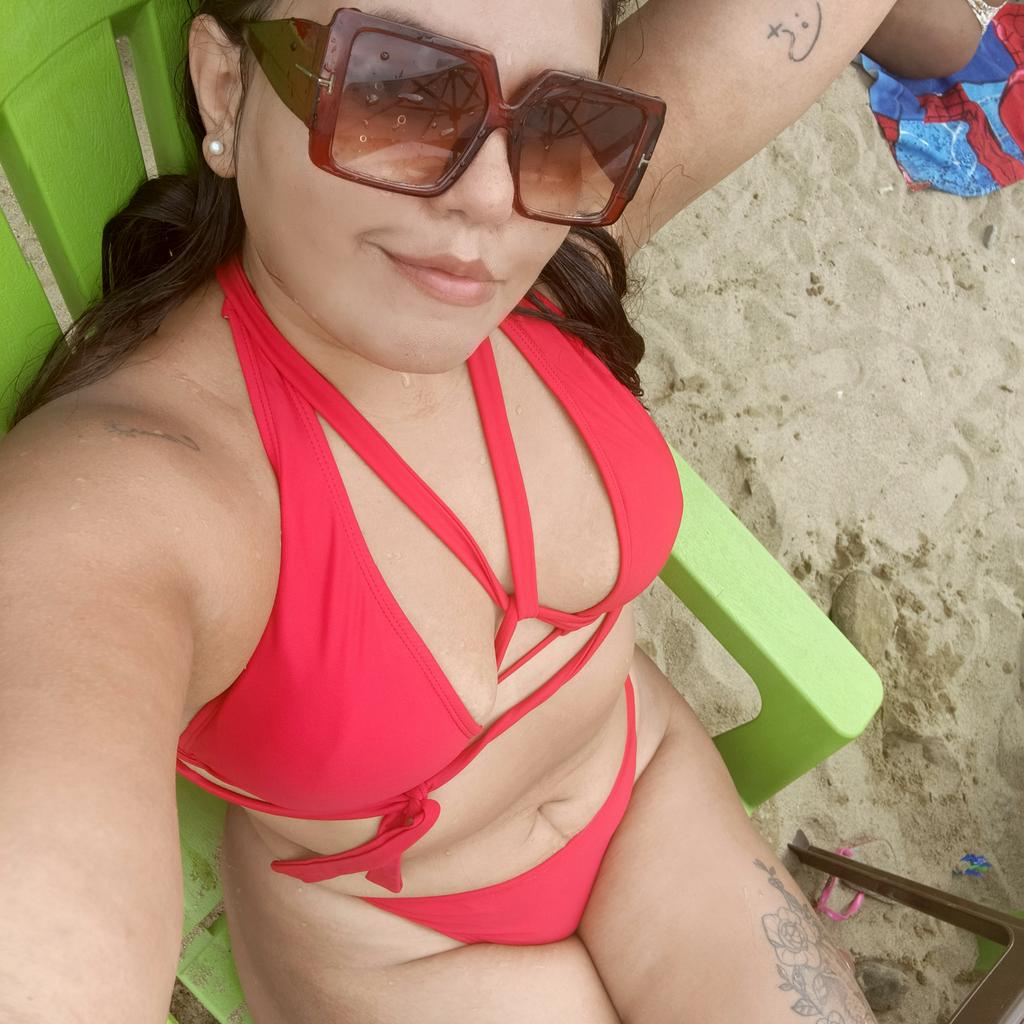 GeneCaro's tweet image. Una guaireña que va dos veces al año a las playas de su estado 🏖️❤️