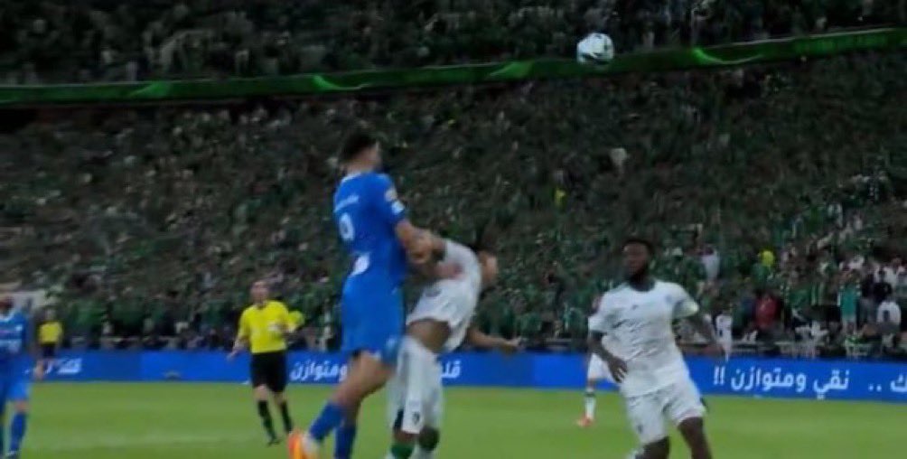 ماتتقارن حتى قي لقطة ميتروفيتش ومع ذلك احتسب هدف ميترو بس لقطة فراس لا فاول 
( دوري سعودي حكم سعودي ) 😂
 #الاهلي_الاخدود