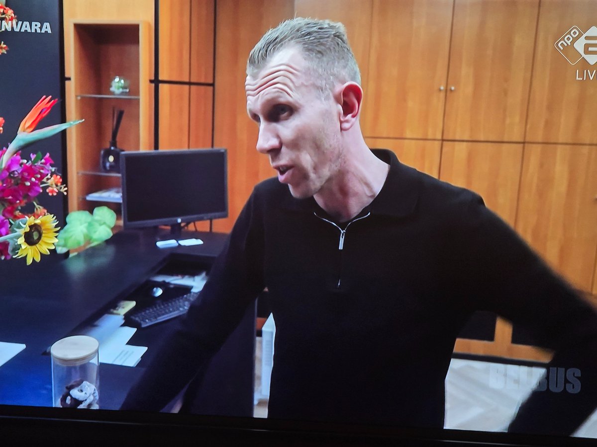 #Kassa Wat een droplul..  Echt hé vloerverwarming probleem 😡 Maar goed uiteindelijk opgelost dankzij camera's voor zijn neus