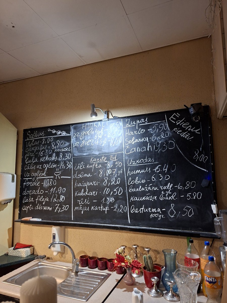 Atradu fantastisku armēņu ēstuvi "O'Djah"  Iļģuciema.  Apkalpo pats saimnieks, izcili gards ēdiens, hinkaļi un vīns no kizila vienkārši dievīgi, izkārtnes nav un no ārpuses ne mūžam nepateiksi, ka tur ir kafejnīca! 10/10!