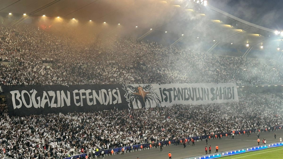 Beşiktaş Camiası, İstanbul’un ve Türkiyenin spor kültüründe ve Boğaz’ın iki yakasında tartışmasız bir otoritedir.
Bu duruş; günübirlik söylemlerle değil, tarih, emek ve karakterle inşa edilmiştir.
Rekabet sahada yaşanır, üstünlük sonuçlarla tescillenir.
Beşiktaş, polemikle değil