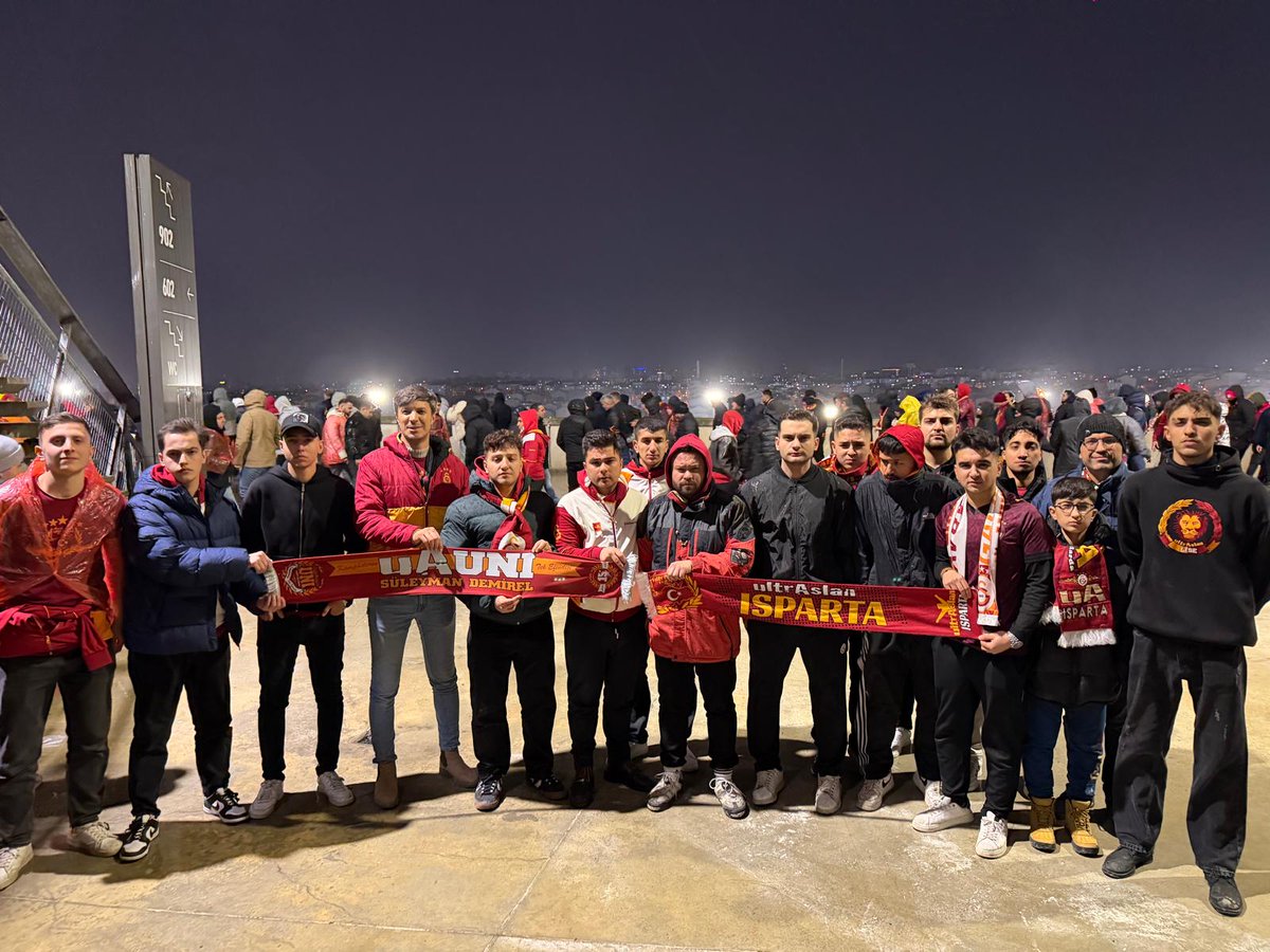 ŞANLI GALATASARAY BU TARAFTARIN SENİNLE YAŞAR!

GALATASARAYIMIZI fenerbahçe karşısında istanbul'da yalnız bırakmadık. 
#ultrAslanUNI
#uAUNISDU